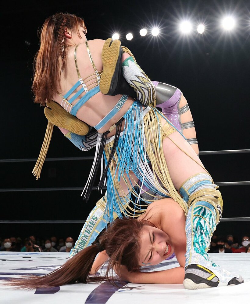  上谷(上)にエグい逆エビ固めを仕掛けられる葉月（東スポWeb）