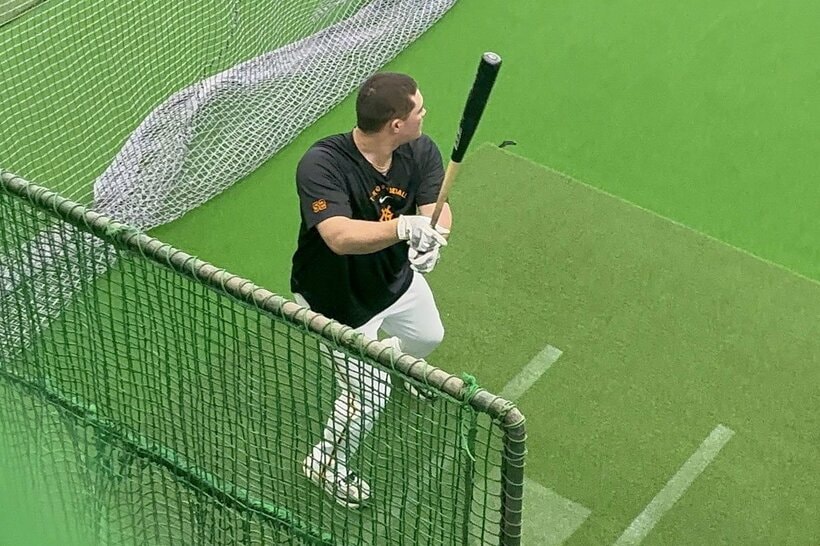 骨折後、初めて両手で打撃練習を行うリチャード