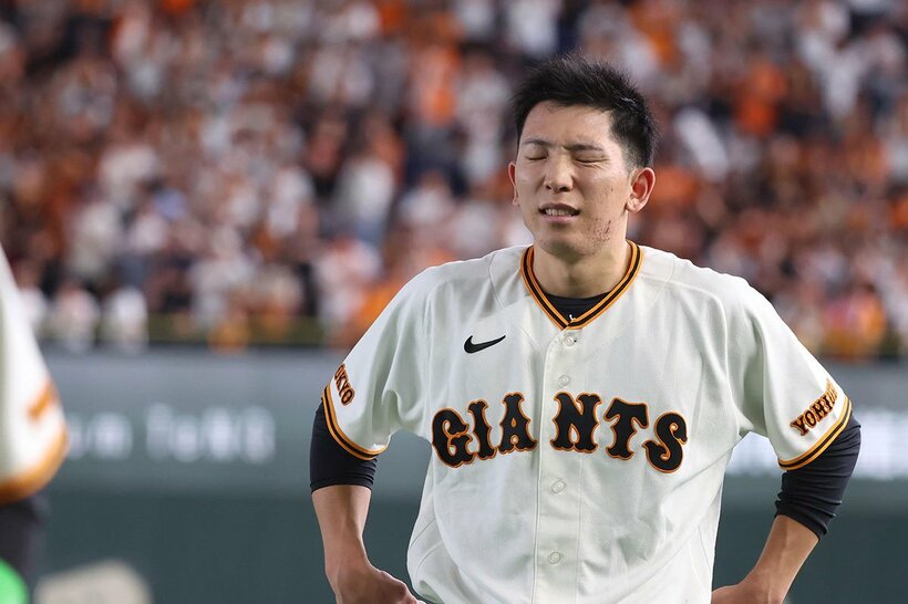 ５回の打席で一塁まで走った直後、顔をしかめる巨人・戸郷翔征