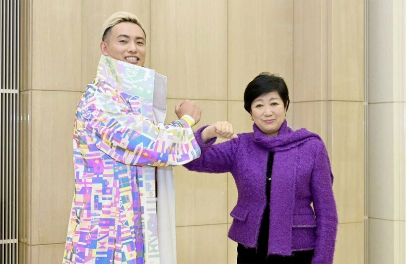  オカダ・カズチカと小池都知事（東京都提供）