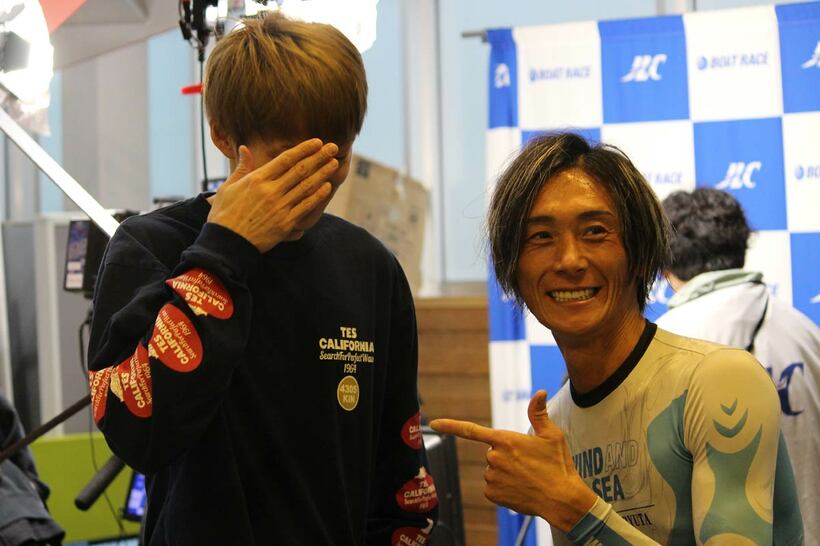 顔を覆う金子拓矢（左）と峰竜太