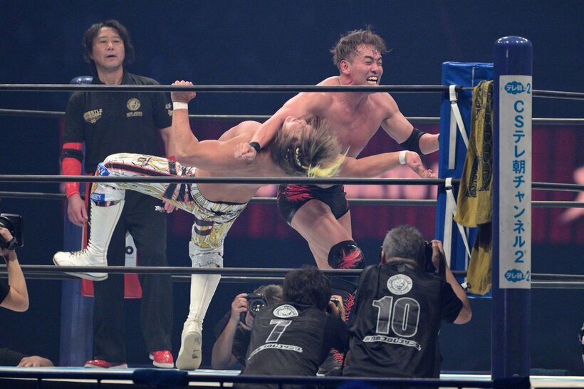 棚橋弘至（左）にレインメーカーを決めるオカダ・カズチカ