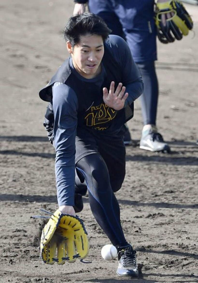  ゴロを捕球する岩田将貴