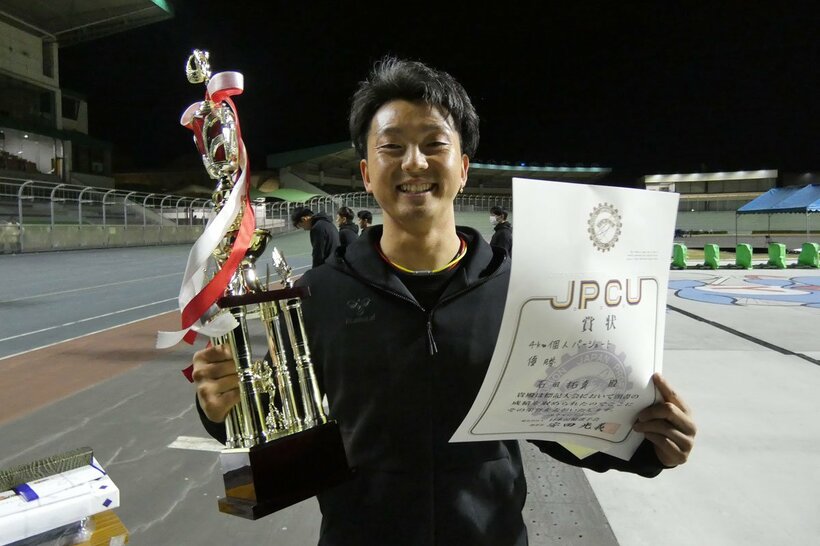石田拓真が望外の優勝を飾り中京スポーツからトロフィーが送られた