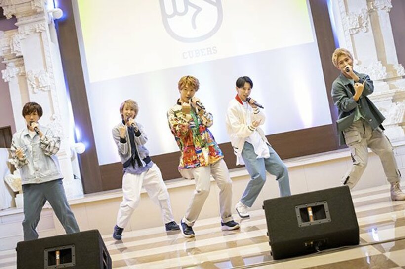  新曲を発表した「ＣＵＢＥＲＳ」（左から春斗、末吉９太郎、優、ＴＡＫＡ、綾介）