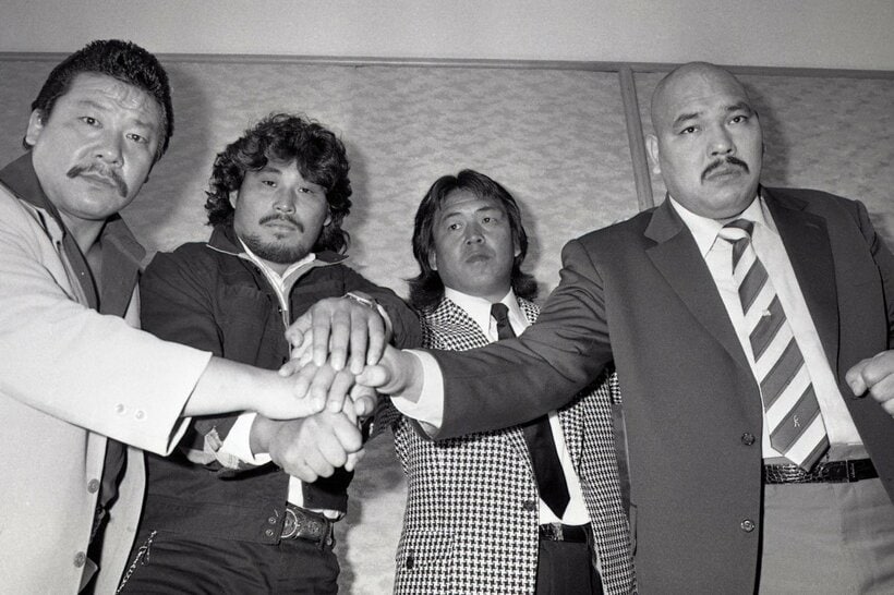 凱旋帰国後の会見で（左から）アニマル浜口、谷津嘉章、長州力、キラー・カーン（83年10月）