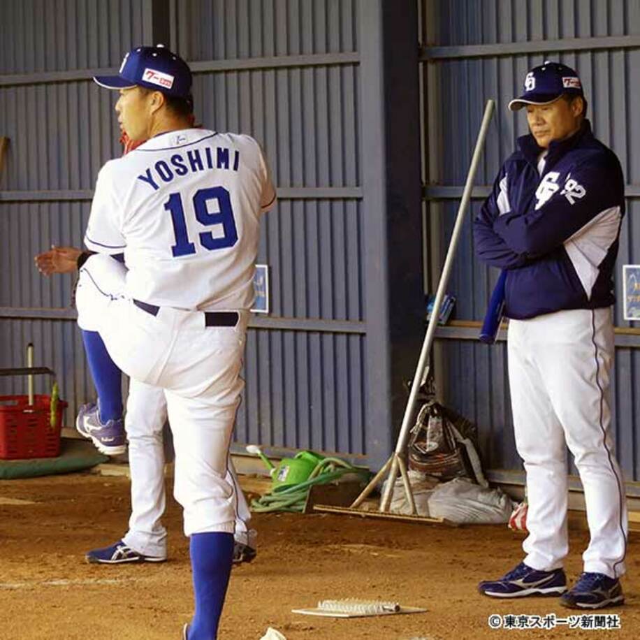  投球練習をする吉見（左）と見守る与田監督