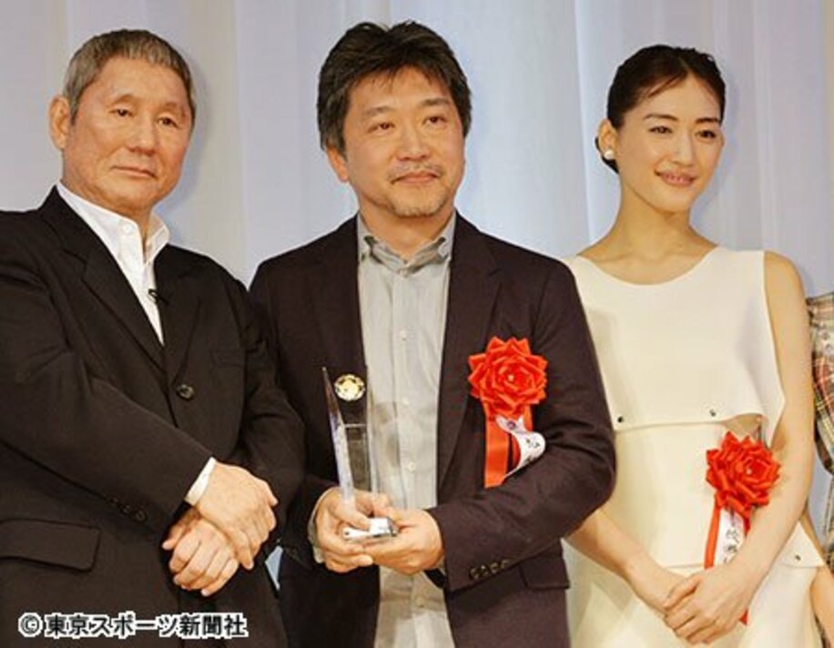 東スポ映画大賞でビートたけし審査委員長（左）に祝福された、綾瀬はるか（右）と是枝裕和監督