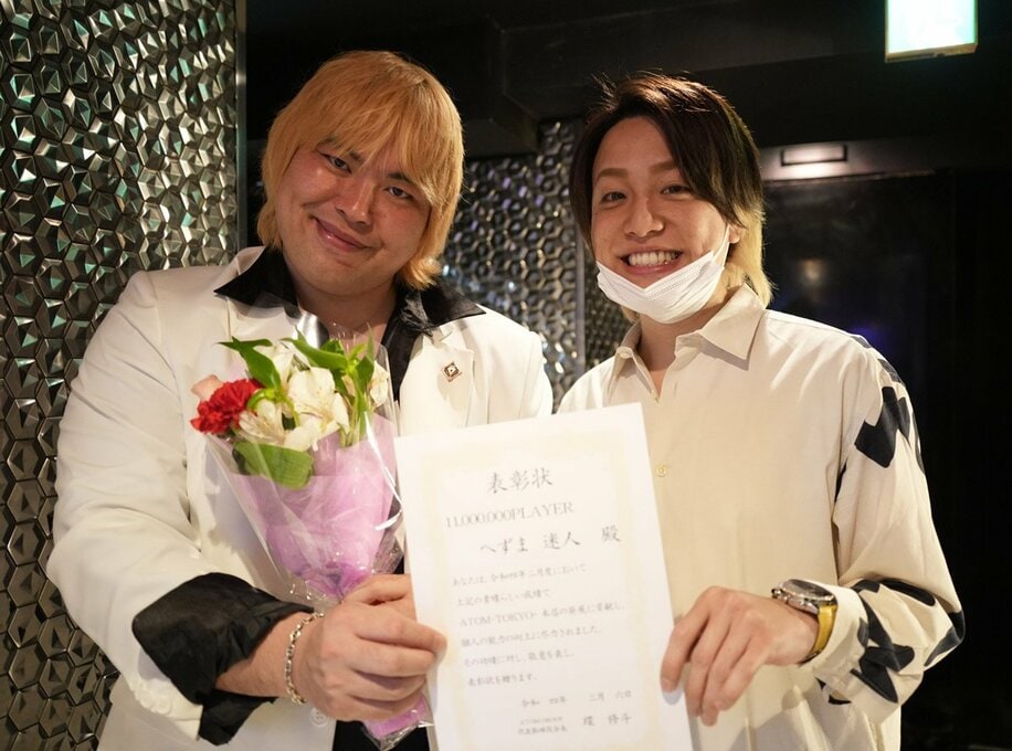  １１００万円プレーヤー賞に輝いたへずまりゅう（左）を表彰した「CLUB ATOM TOKYO」の大空ひかるプロデューサー(東スポWeb)