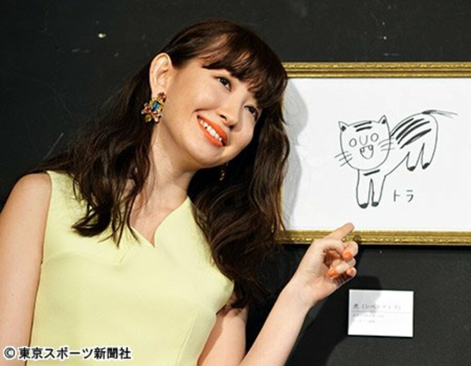 自らが描いた「トラ」の絵の前でポーズを取る小嶋陽菜