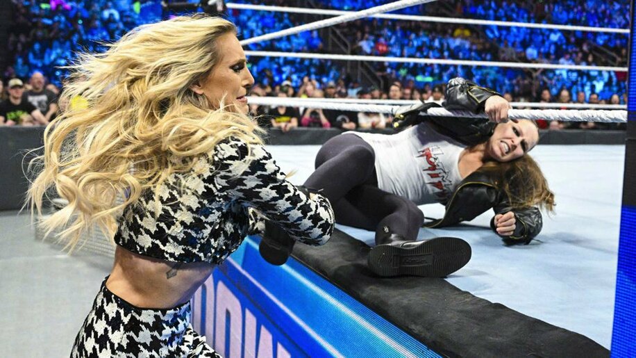  ロンダ・ラウジー（右）はシャーロット・フレアーから右脚を引っ張られ、ポストに叩きつけられた(©2022 WWE, Inc. All Rights Reserved.)