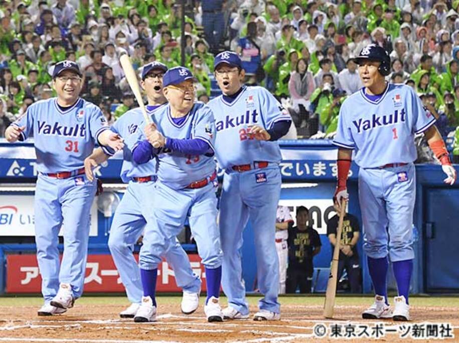  昨年７月のヤクルトＯＢ戦では代打で登場し、池山氏、古田氏（右から）が驚くなか、結果は申告敬遠。これが“最後の打席”となった