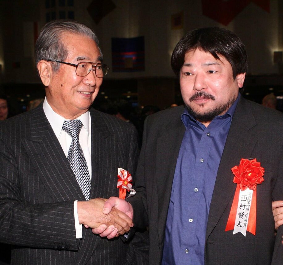  １１年芥川賞・直木賞贈呈式で石原慎太郎さん（左）と会い硬直する西村賢太さん（東スポWeb）