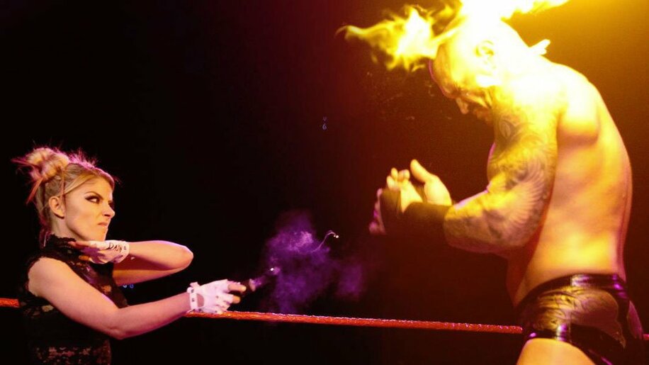 アレクサがオートンに巨大な炎を発射（2021-WWE-Inc.-All-Rights-Reserved.）