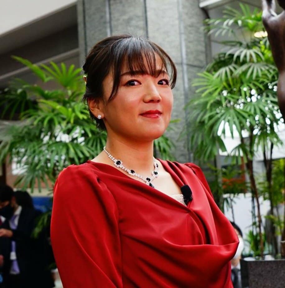  赤いドレス姿で授賞式に出席した有村智恵