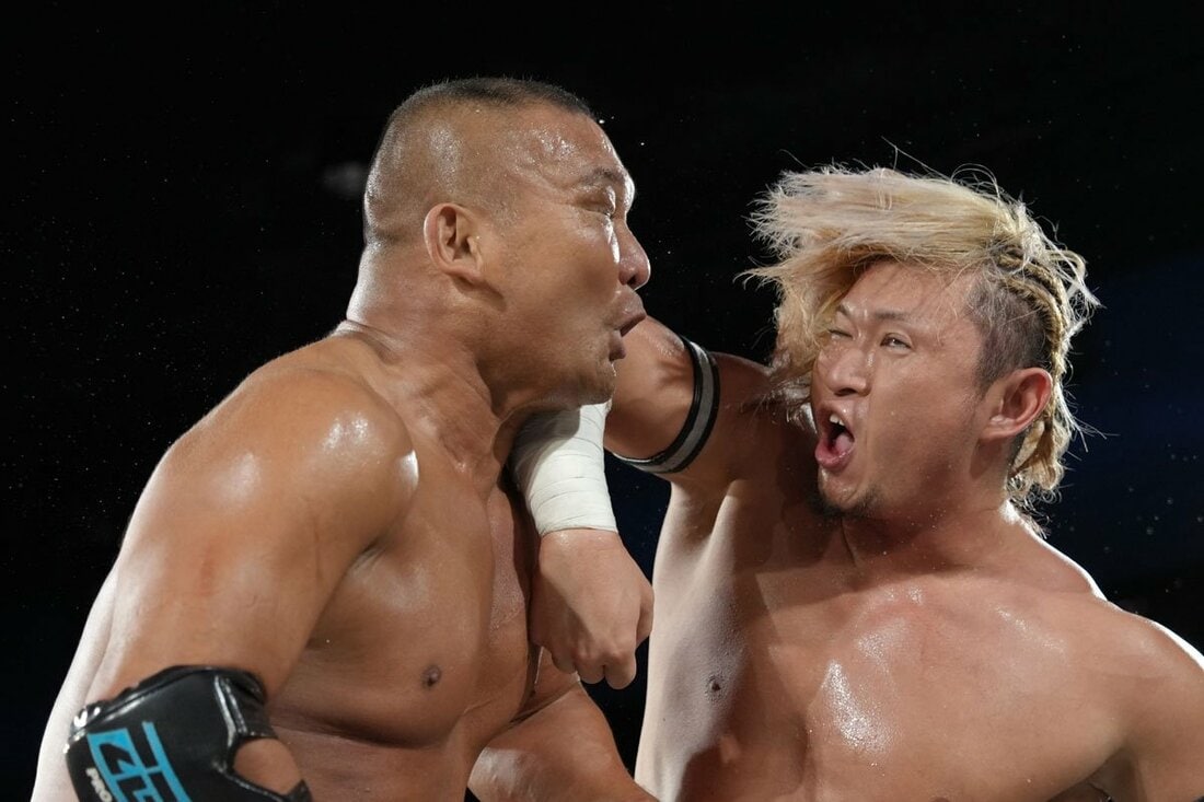 田中将斗(左)に激しいエルボーをぶち込む松永準也(©博文社)