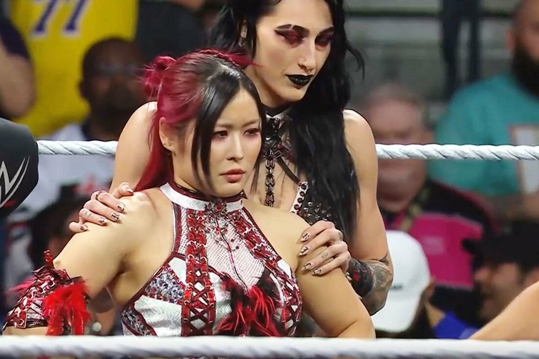 試合前、リア・リプリ―(奥)から肩に手をかけられたイヨ・スカイ（©AbemaTV, Inc.）