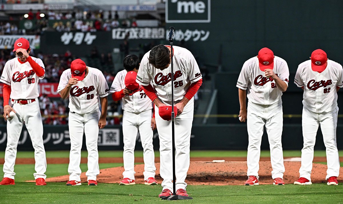 本拠地最終戦で深々と頭を下げる広島・新井監督