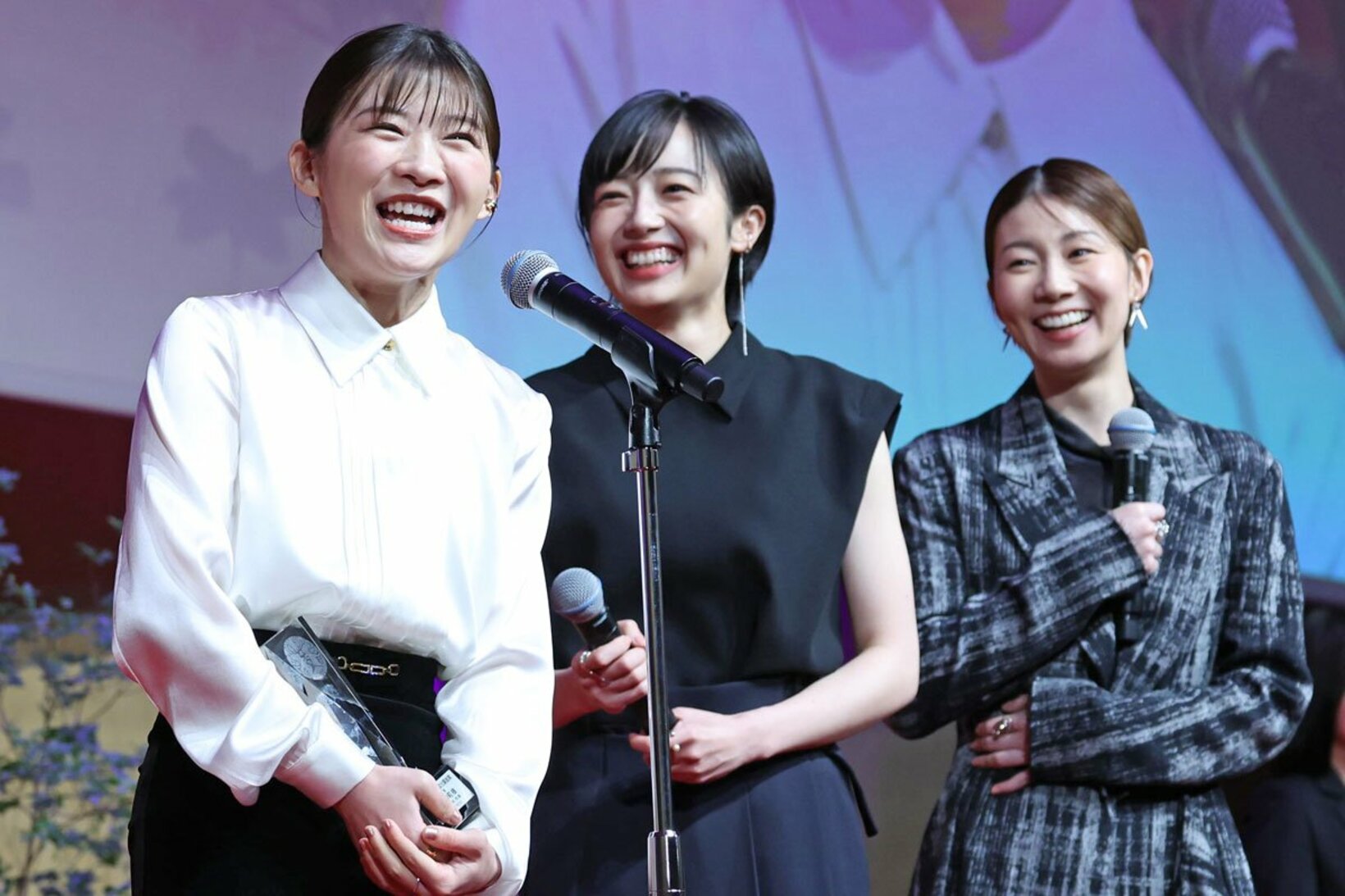 仲良し３人組（左から）伊藤沙莉、森田望智、土居志央梨