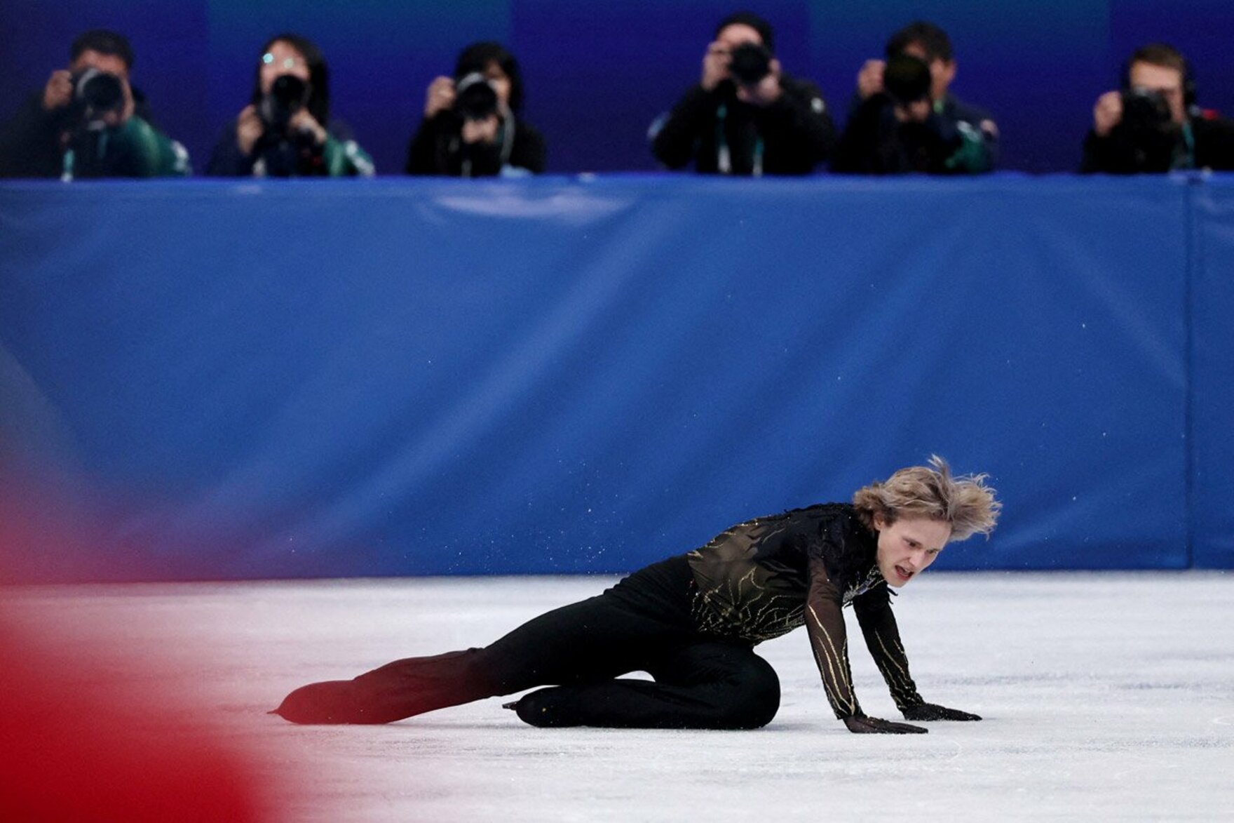 ミラノ・コルティナ五輪で転倒するマリニン（ロイター）