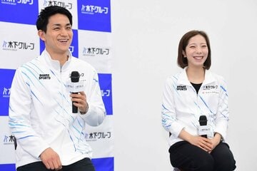 表敬訪問を終え会見に応じた三浦璃来（右）と木原龍一