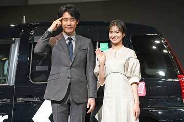大泉洋（左）と恒松祐里