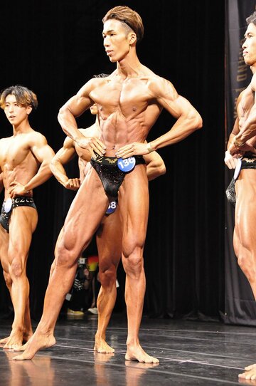 ポーズを決める石黒良