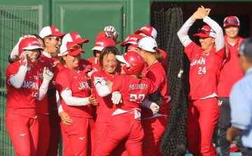 コールド勝ちで喜ぶ日本の選手たち