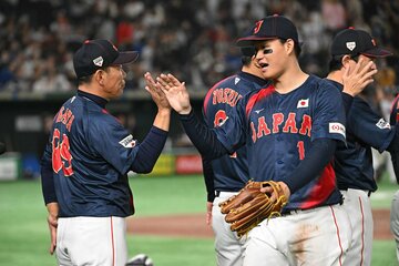 試合後に森下翔太（右）らナインとハイタッチする井端監督