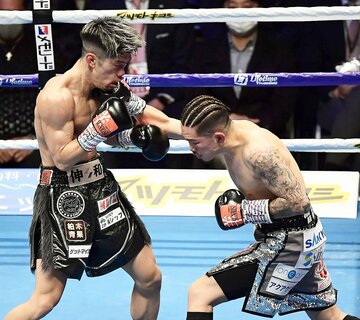 下馬評を覆し、田中恒成(左)を下した井岡一翔（2020年）