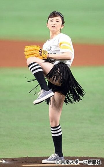 写真：田中麗奈が「ミニスカ美脚」始球式 惜しくもノーバンならず | 東