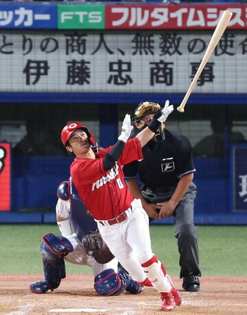  ３回、このイニング１２点目となるプロ１号ソロを放った広島・上本（東スポWeb）