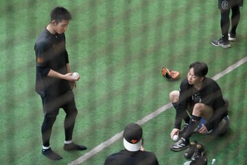 山崎伊織(右)と話す戸郷翔征