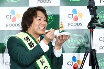 食レポを行う狩野英孝