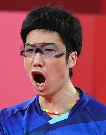  サングラスをつけて試合する水谷隼（東スポWeb）
