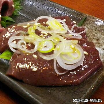  「レバ刺し」が禁止になって残念がる人は多かった（写真はイメージ）