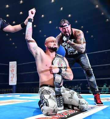  アンダーソン(手前)が激戦を制し、ＮＥＶＥＲ新王者に（東スポWeb）