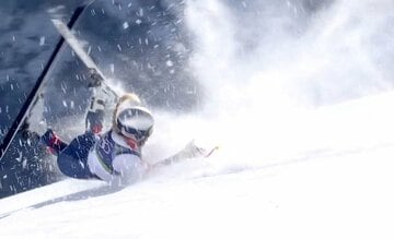 アルペンスキー女子滑降で転倒し、左足脛骨の複雑骨折の重傷を負ったリンゼイ・ボン（ロイター）