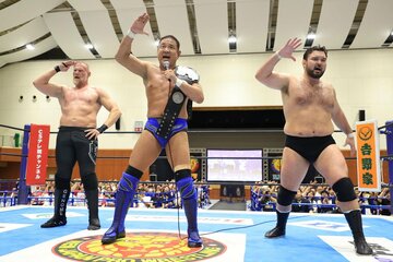 試合後「ゼアっ！」で締めるジョシュ・バーネット(左)、永田裕志(中)、ウルフアロン
