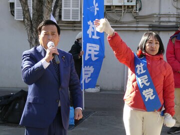 JR荻窪駅前で演説するラサール石井氏と大椿裕子氏