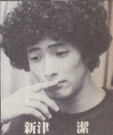 最高位戦１年目、対局中の新津（「月刊近代麻雀」１９８２年１２月号から／資料協力・高見沢治幸＝麻将連合）