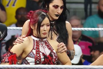 試合前、リア・リプリ―(奥)から肩に手をかけられたイヨ・スカイ（©AbemaTV, Inc.）