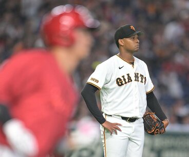 坂倉将吾（手前）に逆転の３ランを浴びたルシアーノ