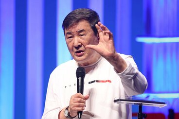 コンサートを開催した小林旭