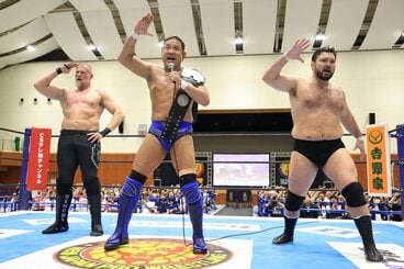 試合後「ゼアっ!」で締めるジョシュ・バーネット(左)、永田裕志(中)、ウルフアロン