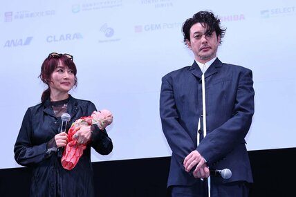 赤ん坊・ハルを抱えて登場した余貴美子(左)とオダギリジョー