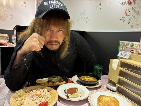 ファミレスで取材に応じた内藤哲也