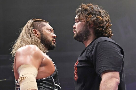 早くも火花を散らし合っているウルフアロン(右)とEVIL