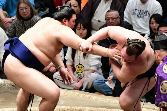 安青錦（右）を押し倒す大の里