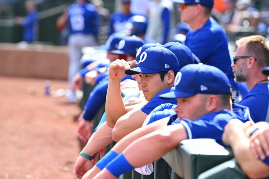 ベンチで山本の投球を見つめる大谷
